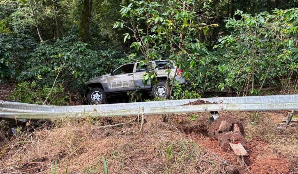 Camioneta cae a un barranco en Zocapa del Rosario. Camioneta cae a un barranco en Zocapa del Rosario.