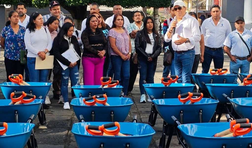 Huatusco fortalece faenas comunitarias con entrega de herramientas. Huatusco fortalece faenas comunitarias con entrega de herramientas.
