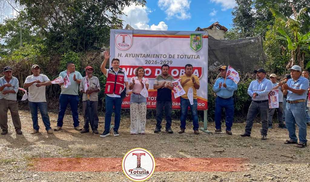 Inician pavimentación con carpeta asfáltica en Zapotitla. Inician pavimentación con carpeta asfáltica en Zapotitla.