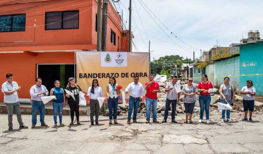 Inician pavimentación de calle Leandro Valle en Ixhuatlán del Café. Inician pavimentación de calle Leandro Valle en Ixhuatlán del Café.