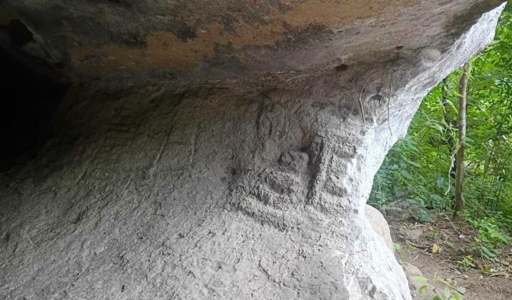 Localizan petroglifos y un posible tablero de patolli en barrancas de Zentla. Localizan petroglifos y un posible tablero de patolli en barrancas de Zentla.