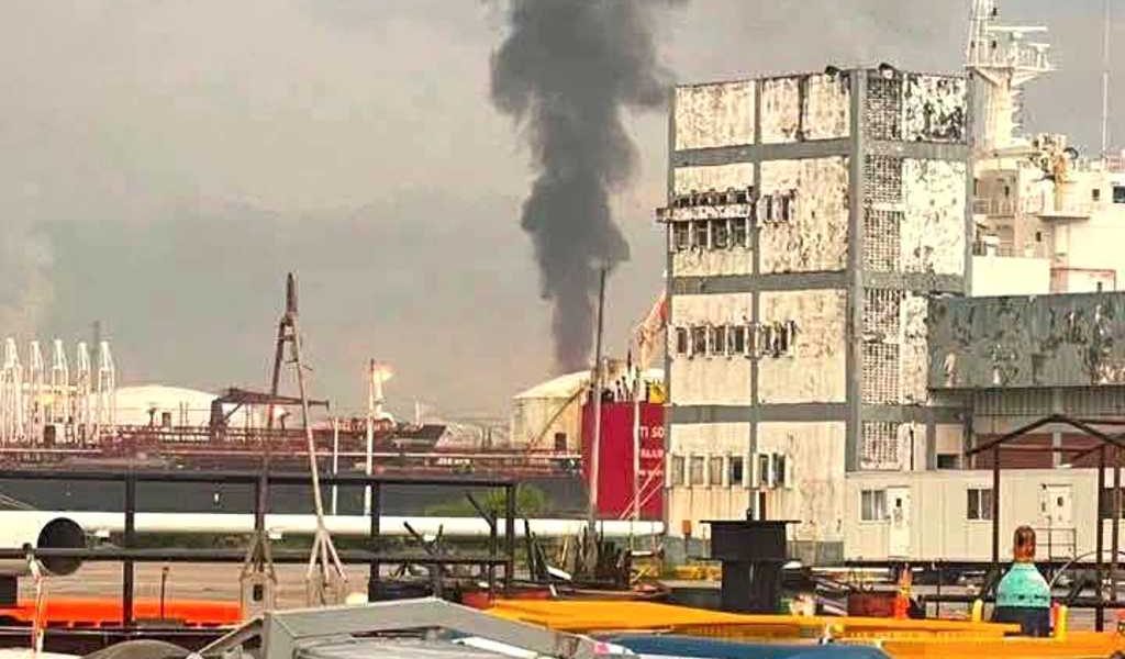 Tormenta eléctrica provoca incendio en tanque de la terminal Pajaritos de Pemex. Tormenta eléctrica provoca incendio en tanque de la terminal Pajaritos de Pemex.