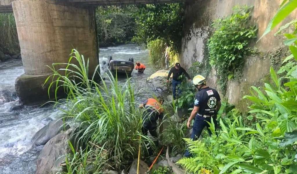 Vuelca auto y cae a afluente; muere el conductor. Vuelca auto y cae a afluente; muere el conductor.