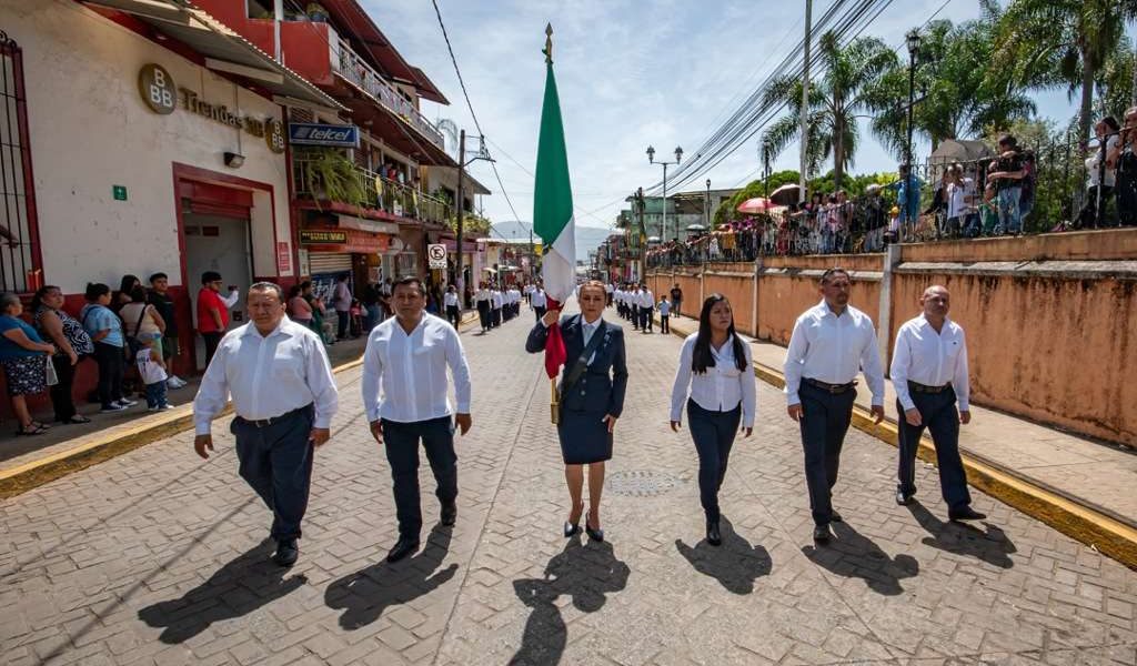 Realizan desfile de independencia en Ixhuatlán del Café. Realizan desfile de independencia en Ixhuatlán del Café.