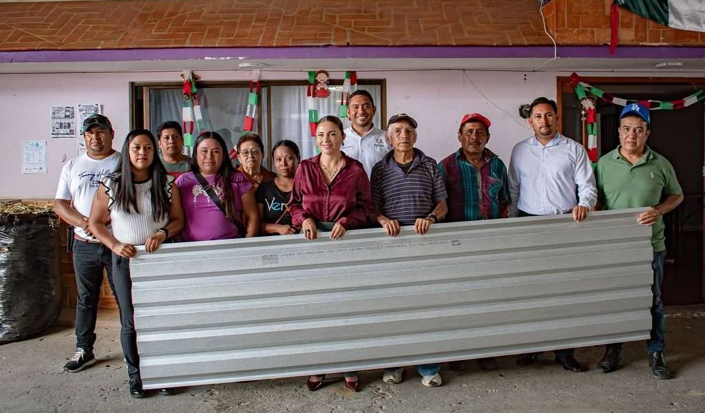 Entregan lámina a bajo costo en Ixhuatlán del Café.
