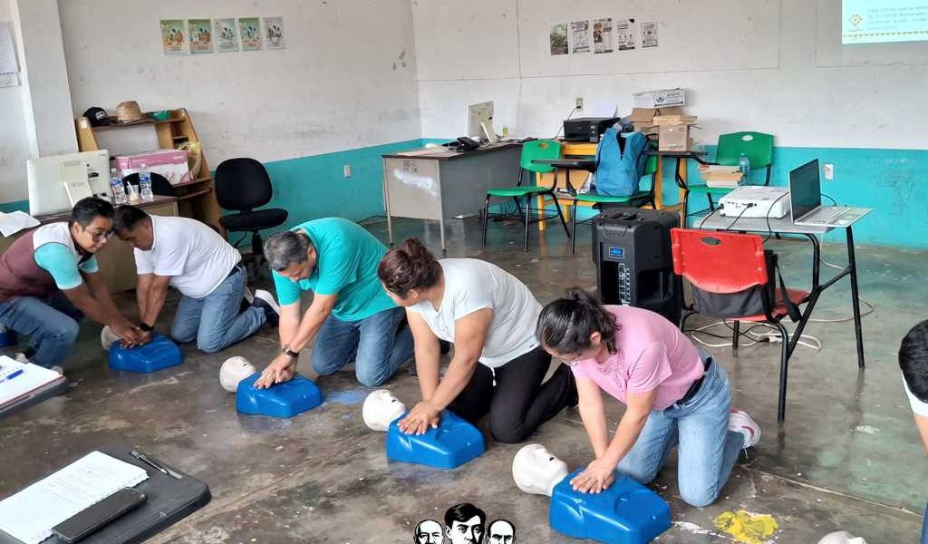 Docentes y Protección Civil reciben capacitación en RCP en Tlacotepec de Mejía. Docentes y Protección Civil reciben capacitación en RCP en Tlacotepec de Mejía.