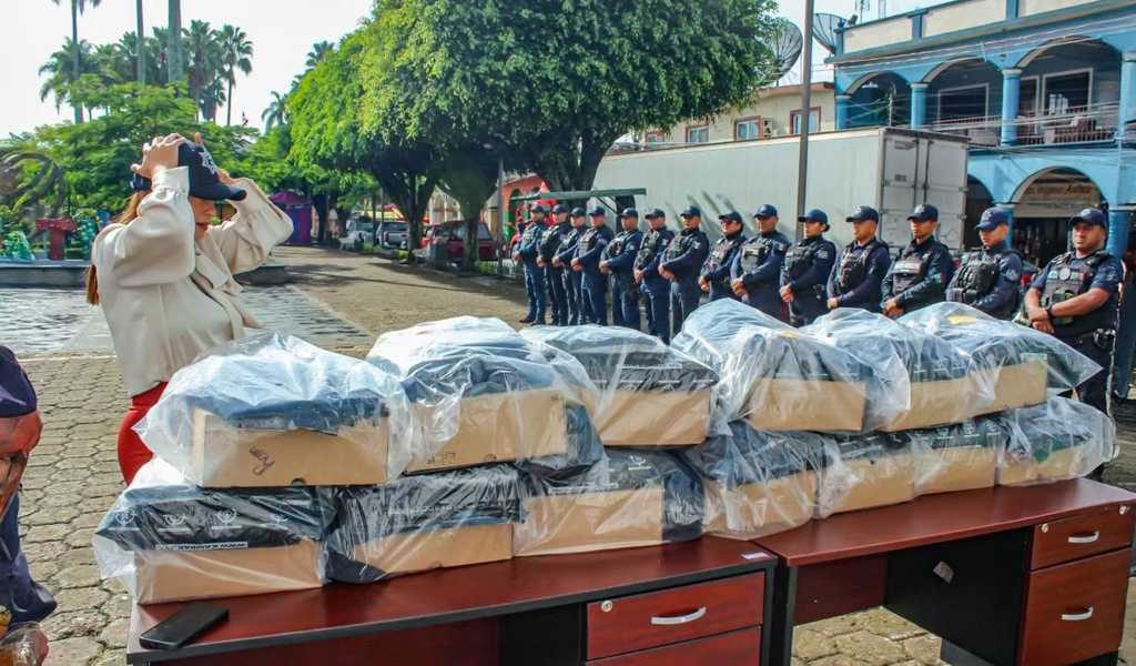 Entregan uniformes a policía municipal de Ixhuatlán del Café. Entregan uniformes a policía municipal de Ixhuatlán del Café.