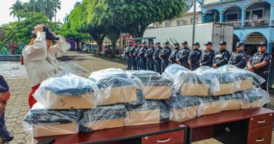 Entregan uniformes a policía municipal de Ixhuatlán del Café. Entregan uniformes a policía municipal de Ixhuatlán del Café.