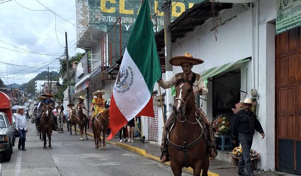 Huatusco celebra el Día del Charro con tradicional desfile. Huatusco celebra el Día del Charro con tradicional desfile.