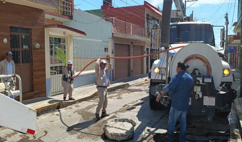 Retiran residuos y materiales durante trabajos de desazolve en Huatusco. Retiran residuos y materiales durante trabajos de desazolve en Huatusco.