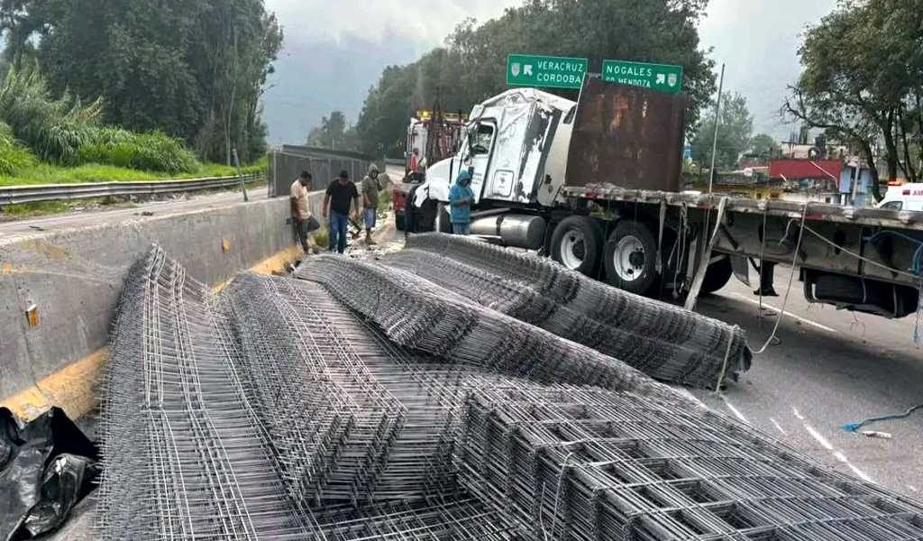 Tráiler volcado paraliza la autopista 150D. Tráiler volcado paraliza la autopista 150D.