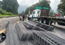 Tráiler volcado paraliza la autopista 150D. Tráiler volcado paraliza la autopista 150D.