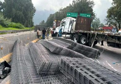 Tráiler volcado paraliza la autopista 150D. Tráiler volcado paraliza la autopista 150D.