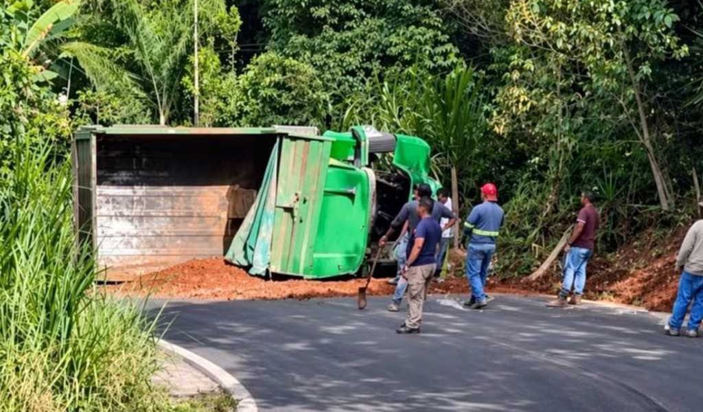 Vuelca camión de volteo en carretera de Comapa. Vuelca camión de volteo en carretera de Comapa.
