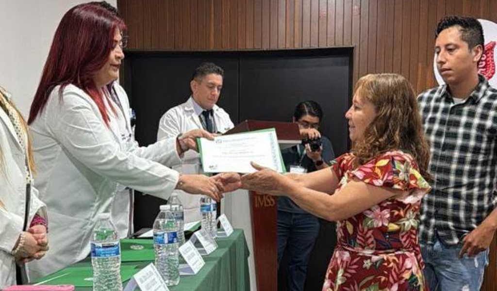Reconoce IMSS Veracruz Norte a familiares de donadores de órganos y tejidos. Reconoce IMSS Veracruz Norte a familiares de donadores de órganos y tejidos.
