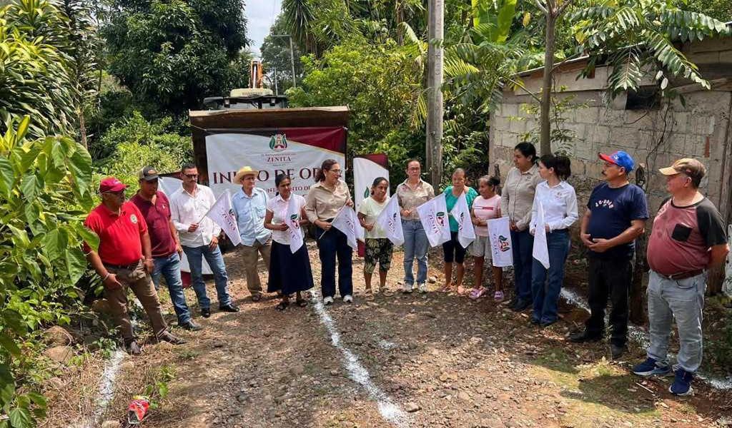 Miriam López Cid da inicio a obras de drenaje y pavimentación en Zentla. Miriam López Cid da inicio a obras de drenaje y pavimentación en Zentla.