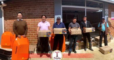 Alcalde de Totutla entrega paquetes de herramientas para apoyar las actividades productivas. Alcalde de Totutla entrega paquetes de herramientas para apoyar las actividades productivas.