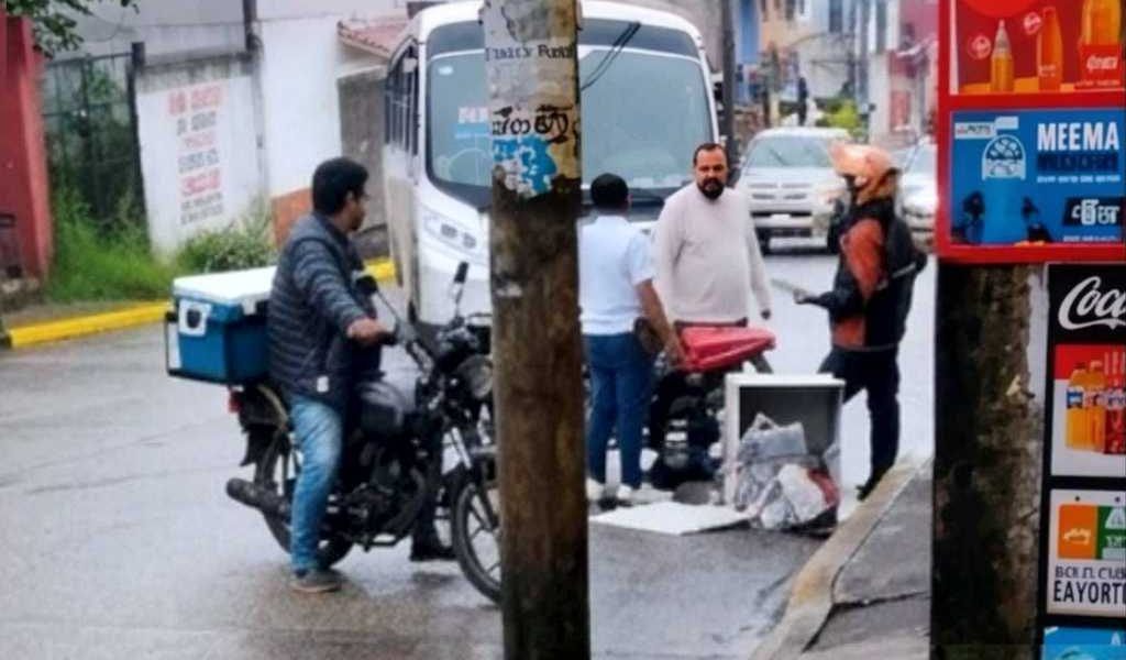 Choque entre moto y microbús en Huatusco. Choque entre moto y microbús en Huatusco.
