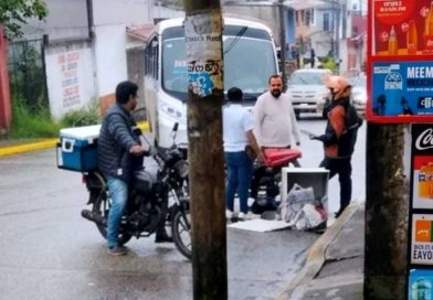 Choque entre moto y microbús en Huatusco. Choque entre moto y microbús en Huatusco.