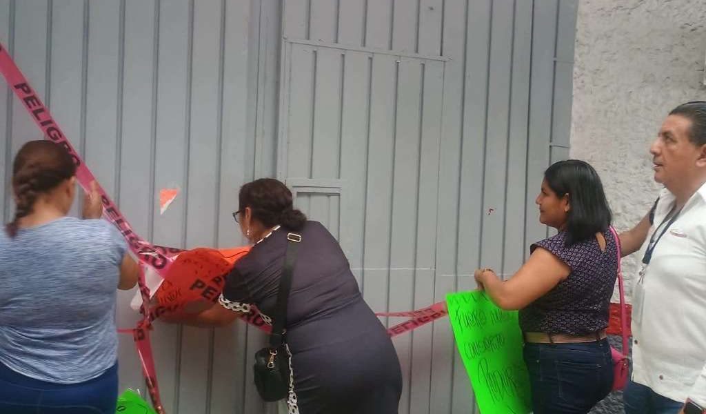 Padres liberan primaria de Córdoba tras destitución de directora. Padres liberan primaria de Córdoba tras destitución de directora.
