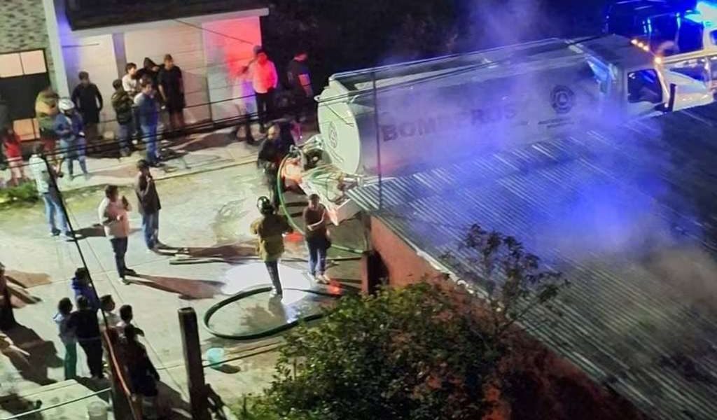 Incendio consume las pertenencias de un joven en Huatusco. Incendio consume las pertenencias de un joven en Huatusco.