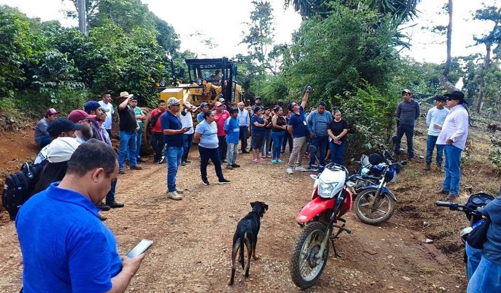 Resuelven conflicto por camino en La Patrona tras diálogo con autoridades. Resuelven conflicto por camino en La Patrona tras diálogo con autoridades.