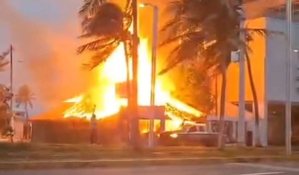 Incendio consume parte de restaurante en Boca del Río. Incendio consume parte de restaurante en Boca del Río.