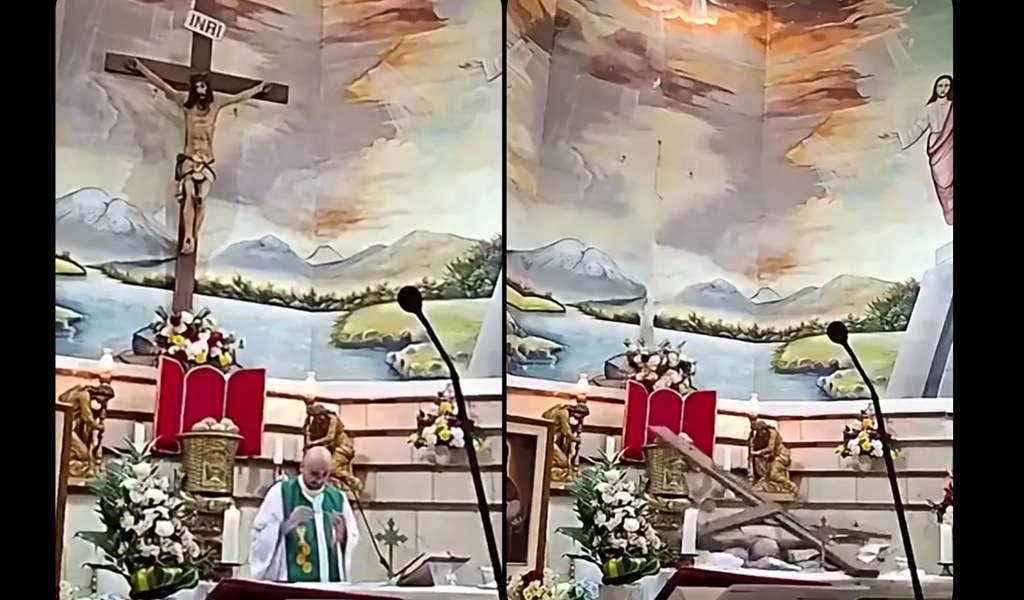 Muere sacerdote tras caerle una cruz de madera durante una misa en Ecuador. Muere sacerdote tras caerle una cruz de madera durante una misa en Ecuador.