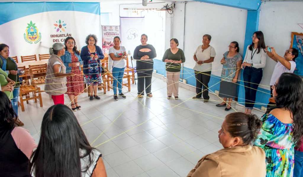 Conforman grupo de Mujeres Tejedoras de Ixhuatlán. Conforman grupo de Mujeres Tejedoras de Ixhuatlán.