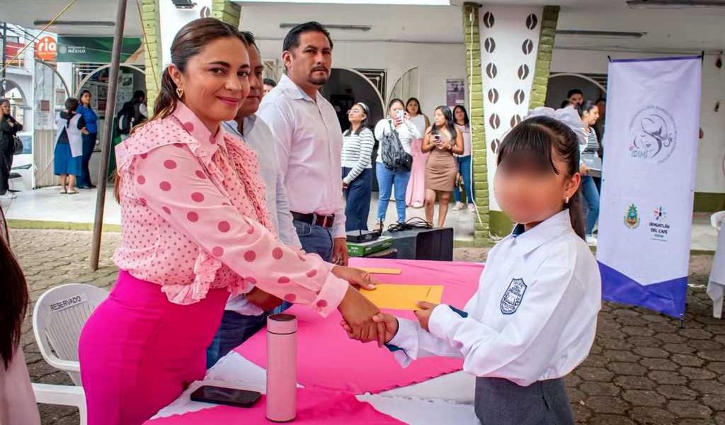 Entregan Estímulos Económicos para Educación Básica en Ixhuatlán del Café. Entregan Estímulos Económicos para Educación Básica en Ixhuatlán del Café.