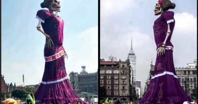 Una Catrina de 32 metros domina el Zócalo capitalino. Una Catrina de 32 metros domina el Zócalo capitalino.