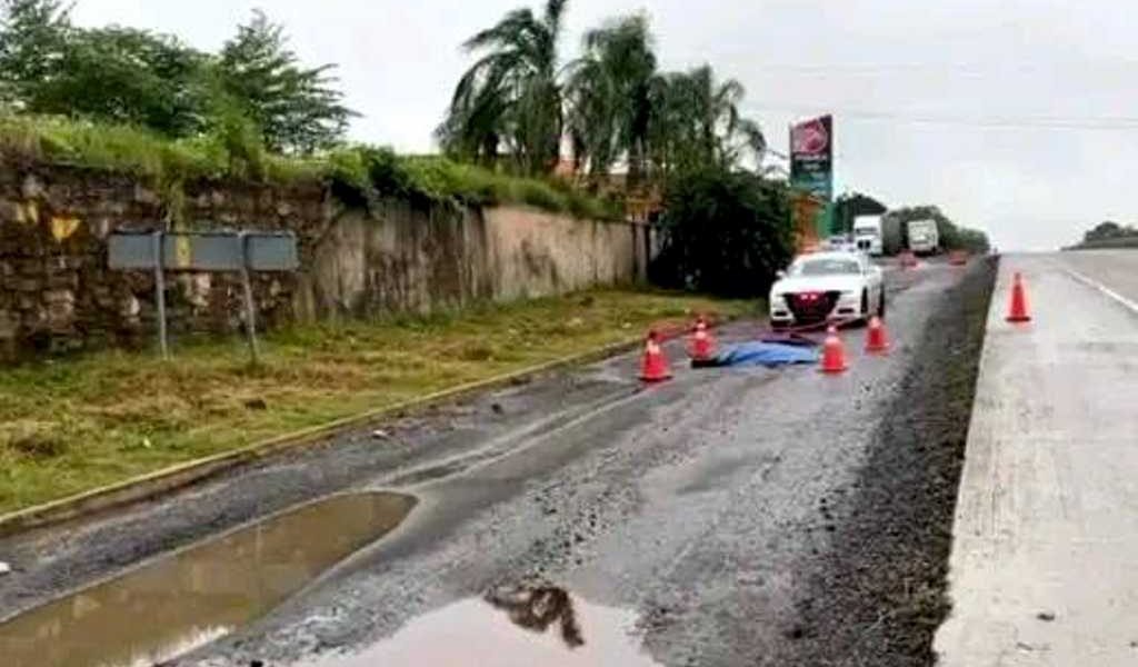Muere trailero; le pasa encima su propio tráiler y cae a barranco. Muere trailero; le pasa encima su propio tráiler y cae a barranco.