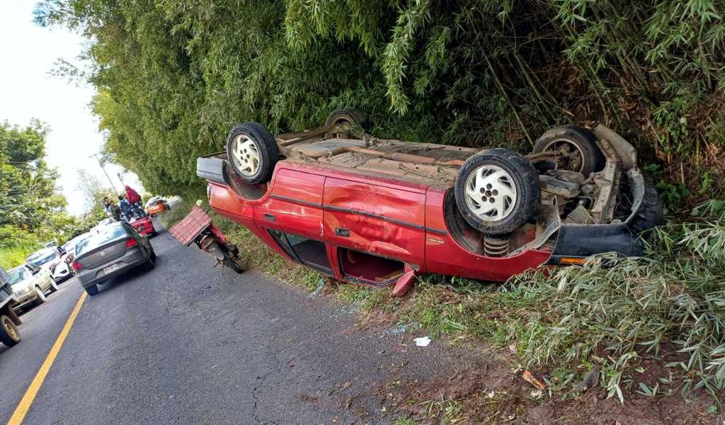 Mujer pierde el control de su auto y vuelca en Huatusco. Mujer pierde el control de su auto y vuelca en Huatusco.