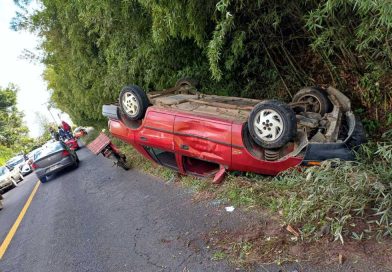Mujer pierde el control de su auto y vuelca en Huatusco. Mujer pierde el control de su auto y vuelca en Huatusco.
