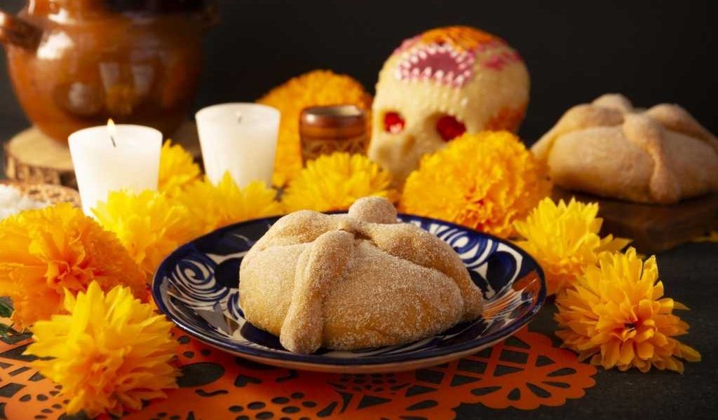 Pan de muerto: una tradición con historia. Pan de muerto: una tradición con historia.