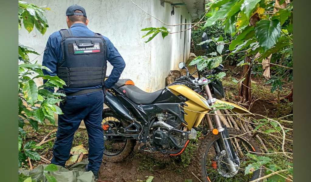 Policía recupera motocicleta robada en Ixhuatlán del Café. Policía recupera motocicleta robada en Ixhuatlán del Café.