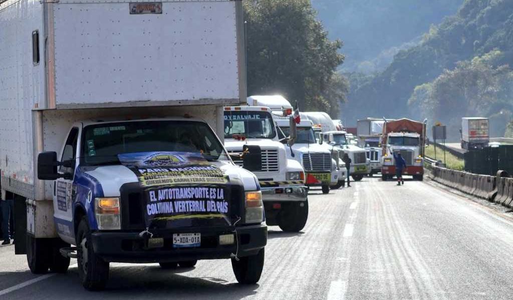 Protesta de transportistas afecta carreteras de Veracruz. Protesta de transportistas afecta carreteras de Veracruz.