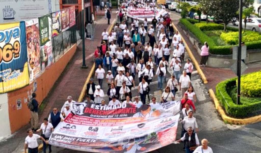 Protestan trabajadores del IMSS por salarios y pensiones en Xalapa. Protestan trabajadores del IMSS por salarios y pensiones en Xalapa.