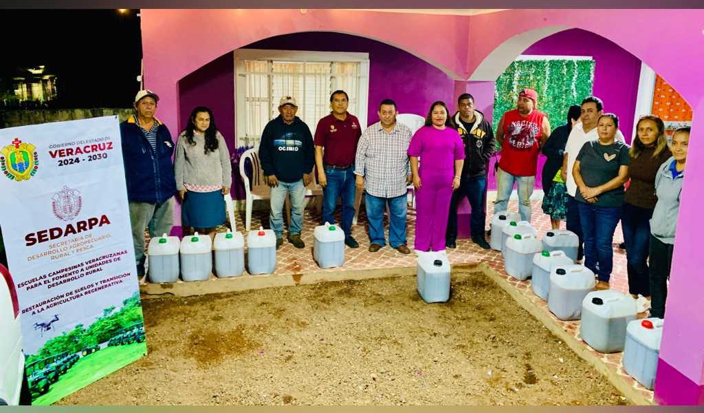SEDARPA entrega insumos orgánicos a productores de Tenampa. SEDARPA entrega insumos orgánicos a productores de Tenampa.