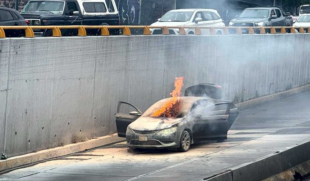 Se incendia automóvil en el distribuidor vial de Araucarias. Se incendia automóvil en el distribuidor vial de Araucarias.