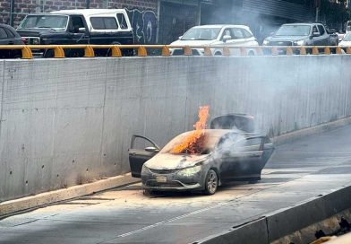Se incendia automóvil en el distribuidor vial de Araucarias. Se incendia automóvil en el distribuidor vial de Araucarias.