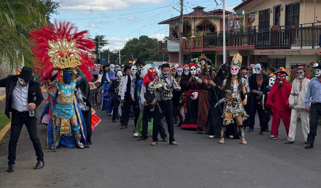 Zentla llena sus calles de tradición con desfile de Xantolo. Zentla llena sus calles de tradición con desfile de Xantolo.