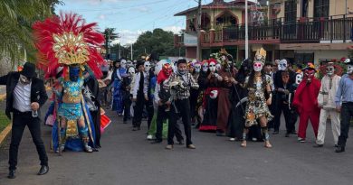 Zentla llena sus calles de tradición con desfile de Xantolo. Zentla llena sus calles de tradición con desfile de Xantolo.