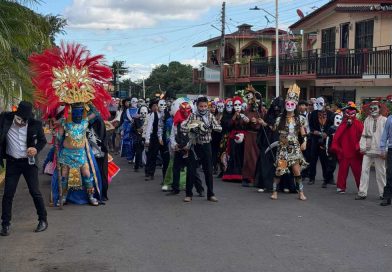 Zentla llena sus calles de tradición con desfile de Xantolo. Zentla llena sus calles de tradición con desfile de Xantolo.